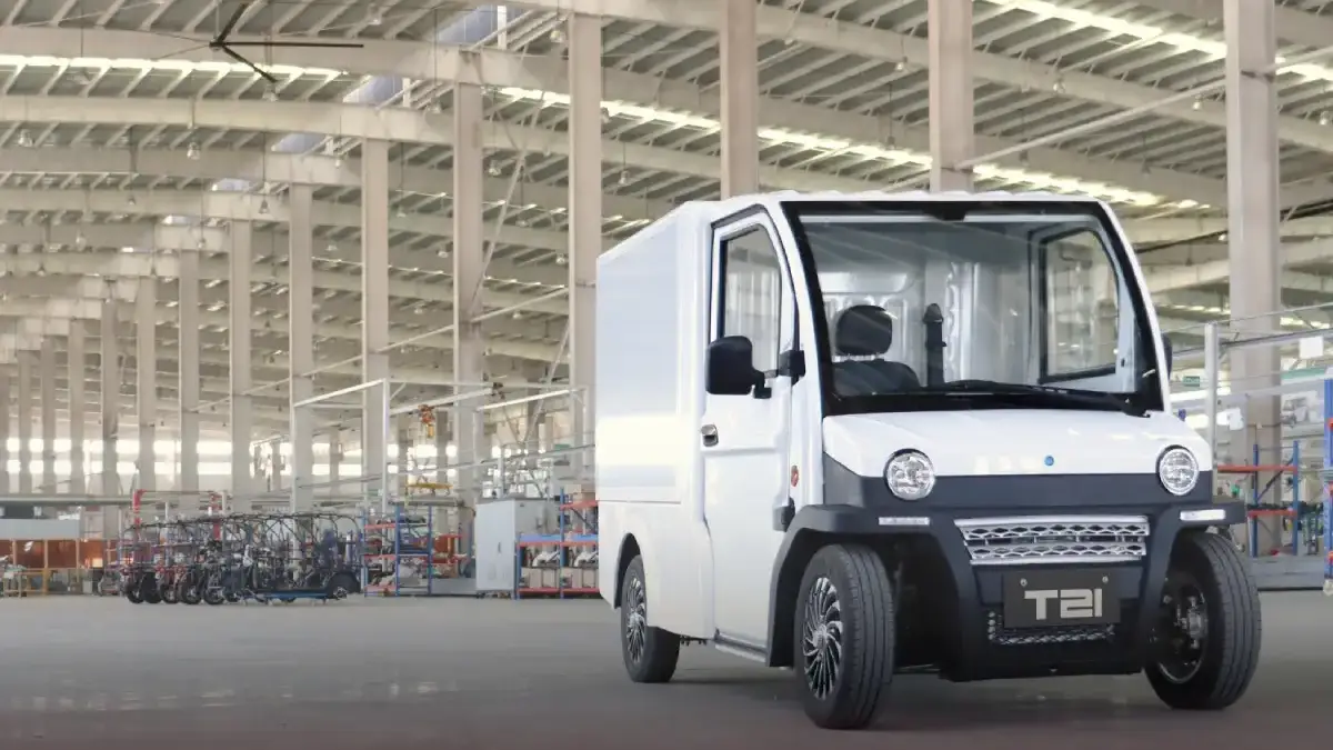 Elektryczny pojazd dostawczy Jonway T21 – wersja z zabudową typu cargo w hali produkcyjnej