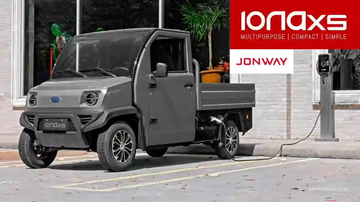 Elektryczny pojazd dostawczy Jonway Ionaxs podczas ładowania – wersja pickup w kolorze szarym